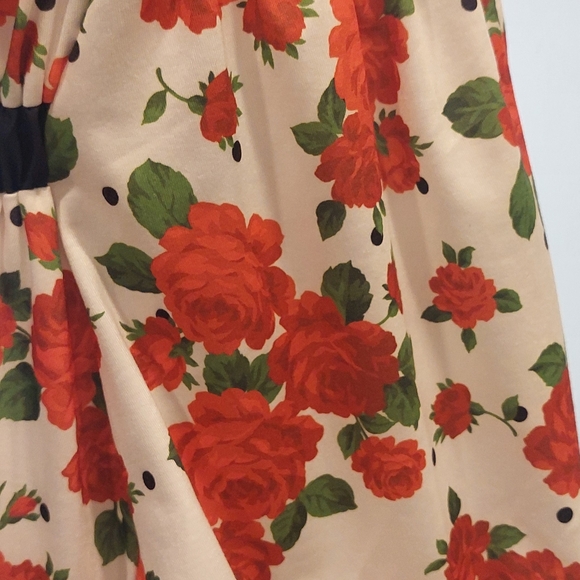 Chic Floral Women's Blouse with Black Accents - Picture 5 of 8